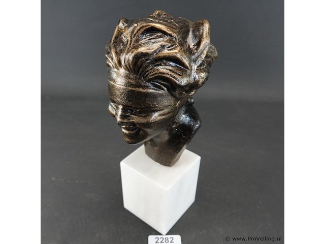 Faux bronzen buste van een geblinddoekte vrouw op een witte marmeren sokkel - afbeelding 2 van  5