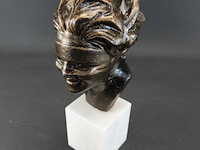 Faux bronzen buste van een geblinddoekte vrouw op een witte marmeren sokkel - afbeelding 2 van  5
