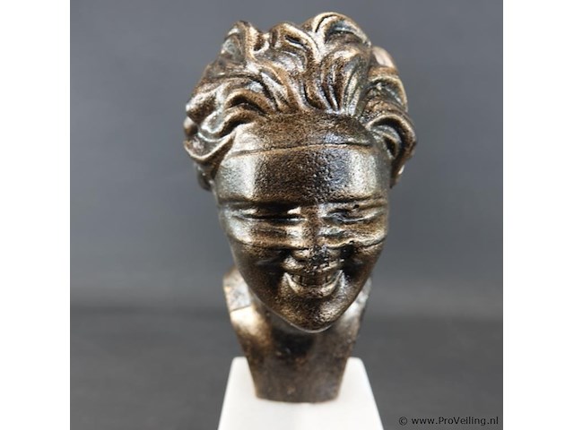 Faux bronzen buste van een geblinddoekte vrouw op een witte marmeren sokkel - afbeelding 3 van  5