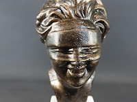 Faux bronzen buste van een geblinddoekte vrouw op een witte marmeren sokkel - afbeelding 3 van  5