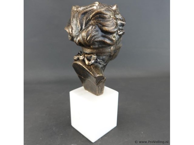 Faux bronzen buste van een geblinddoekte vrouw op een witte marmeren sokkel - afbeelding 4 van  5