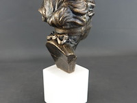Faux bronzen buste van een geblinddoekte vrouw op een witte marmeren sokkel - afbeelding 4 van  5