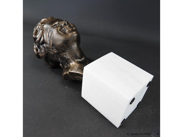 Faux bronzen buste van een geblinddoekte vrouw op een witte marmeren sokkel - afbeelding 5 van  5