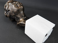 Faux bronzen buste van een geblinddoekte vrouw op een witte marmeren sokkel - afbeelding 5 van  5