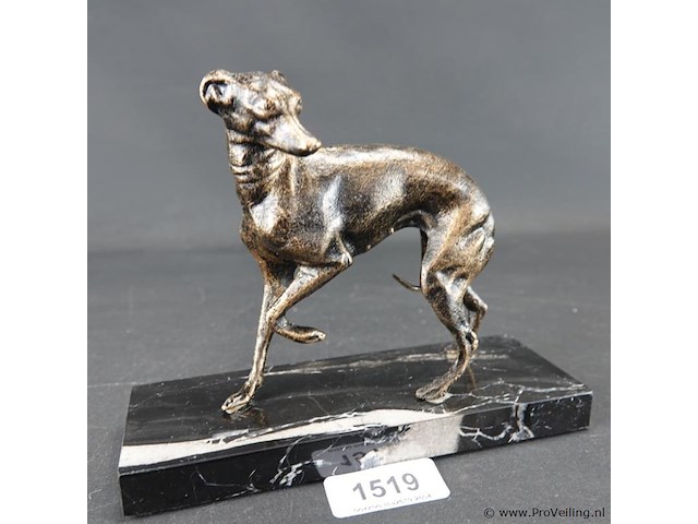 Faux bronzen hazewindhond op marmeren basement - afbeelding 1 van  5