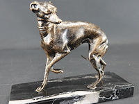 Faux bronzen hazewindhond op marmeren basement - afbeelding 1 van  5