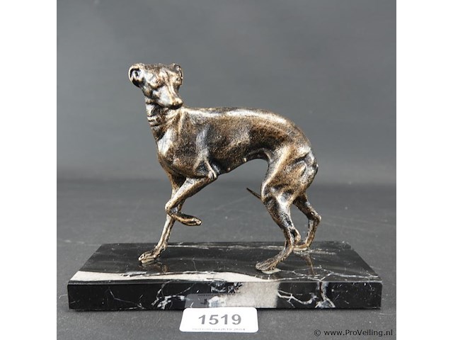 Faux bronzen hazewindhond op marmeren basement - afbeelding 2 van  5