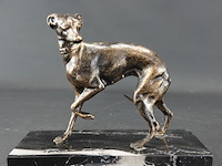 Faux bronzen hazewindhond op marmeren basement - afbeelding 2 van  5