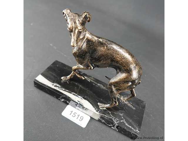 Faux bronzen hazewindhond op marmeren basement - afbeelding 3 van  5