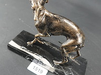 Faux bronzen hazewindhond op marmeren basement - afbeelding 3 van  5