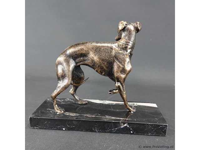Faux bronzen hazewindhond op marmeren basement - afbeelding 4 van  5