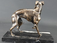 Faux bronzen hazewindhond op marmeren basement - afbeelding 4 van  5