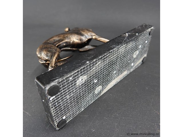 Faux bronzen hazewindhond op marmeren basement - afbeelding 5 van  5