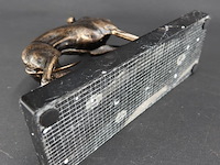 Faux bronzen hazewindhond op marmeren basement - afbeelding 5 van  5