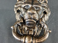 Faux bronzen leeuwenkop als deurklopper