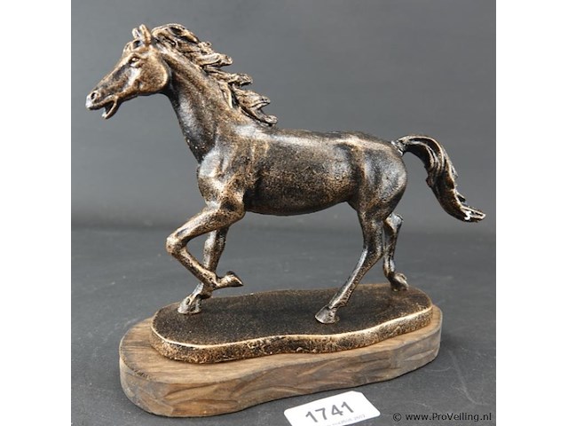 Faux bronzen paard op houten basement - afbeelding 1 van  5