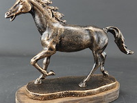 Faux bronzen paard op houten basement - afbeelding 1 van  5