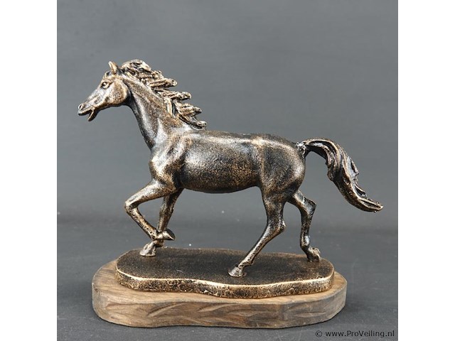 Faux bronzen paard op houten basement - afbeelding 2 van  5