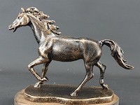 Faux bronzen paard op houten basement - afbeelding 2 van  5