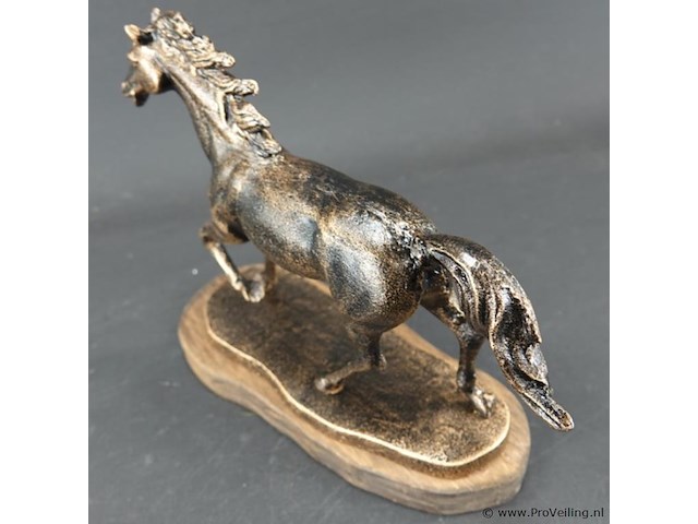 Faux bronzen paard op houten basement - afbeelding 3 van  5