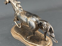 Faux bronzen paard op houten basement - afbeelding 3 van  5