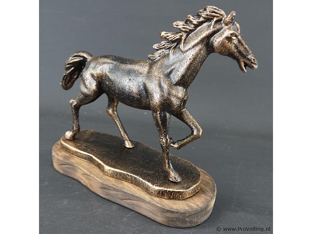 Faux bronzen paard op houten basement - afbeelding 4 van  5