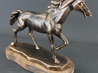 Faux bronzen paard op houten basement - afbeelding 4 van  5