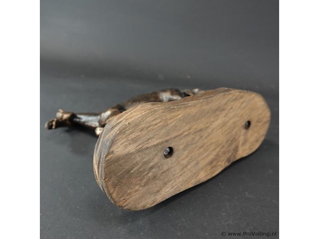 Faux bronzen paard op houten basement - afbeelding 5 van  5