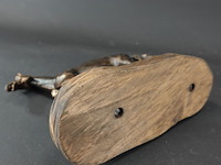 Faux bronzen paard op houten basement - afbeelding 5 van  5