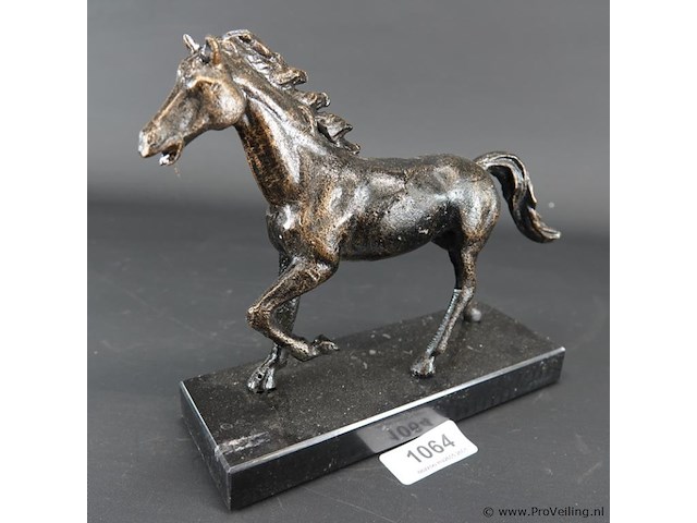 Faux bronzen paard op marmeren basement - afbeelding 1 van  5