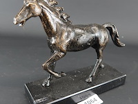 Faux bronzen paard op marmeren basement - afbeelding 1 van  5