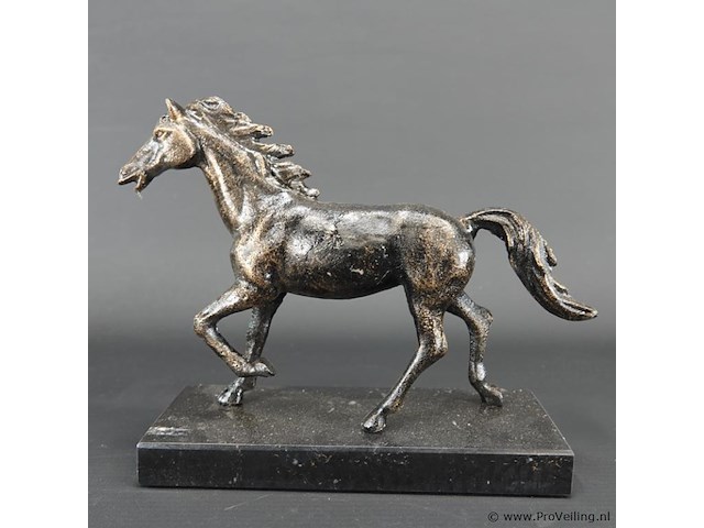 Faux bronzen paard op marmeren basement - afbeelding 2 van  5