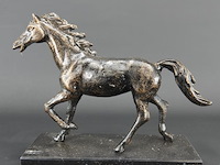 Faux bronzen paard op marmeren basement - afbeelding 2 van  5