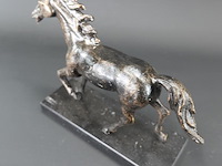 Faux bronzen paard op marmeren basement - afbeelding 3 van  5