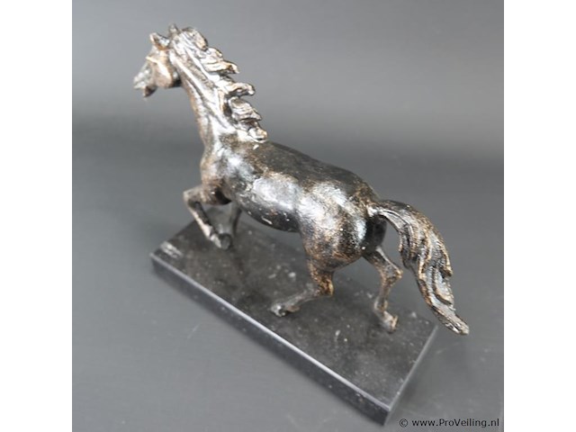 Faux bronzen paard op marmeren basement - afbeelding 3 van  5