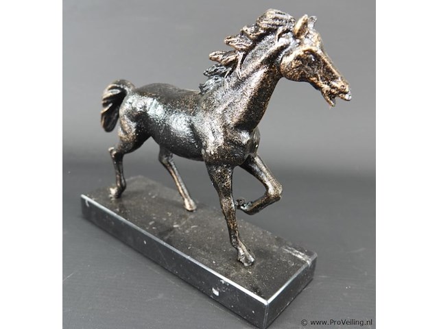 Faux bronzen paard op marmeren basement - afbeelding 4 van  5