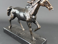 Faux bronzen paard op marmeren basement - afbeelding 4 van  5