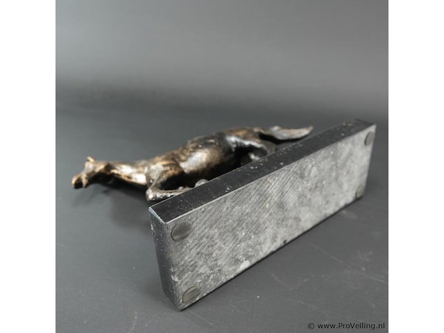 Faux bronzen paard op marmeren basement - afbeelding 5 van  5