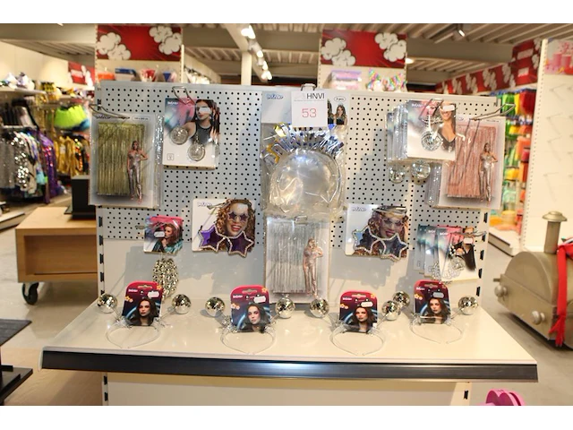 Feestaccessoires w.o. hangers, armbanden, brillen en tiara's. op en aan schap. - afbeelding 1 van  2