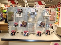 Feestaccessoires w.o. hangers, armbanden, brillen en tiara's. op en aan schap.