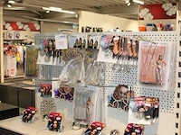 Feestaccessoires w.o. hangers, armbanden, brillen en tiara's. op en aan schap. - afbeelding 2 van  2