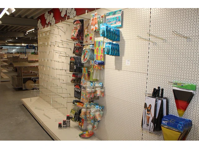 Feestartikelen en landproducten in wandstelling w.o. bannersborden, rietjes, bekers en cups, vlaggen etc. - afbeelding 1 van  3