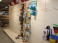 Feestartikelen en landproducten in wandstelling w.o. bannersborden, rietjes, bekers en cups, vlaggen etc.