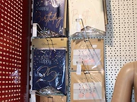 Feestartikelen w.o. banners, swirls, prikkers, slingers etc.