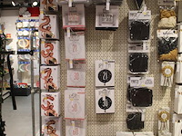 Feestartikelen/accessoires aan vier en halve wandschap w.o. ballonnen, slingers, kaarsen, buttons en tasjes. - afbeelding 2 van  11