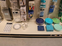 Feestartikelen/accessoires aan vier en halve wandschap w.o. ballonnen, slingers, kaarsen, buttons en tasjes. - afbeelding 1 van  11