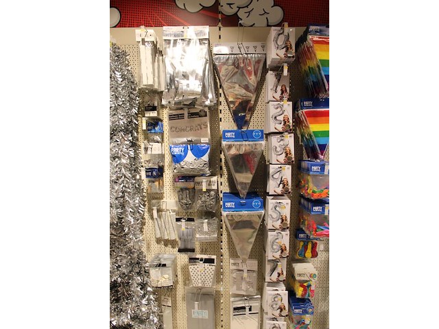 Feestartikelen/accessoires aan vier en halve wandschap w.o. ballonnen, slingers, kaarsen, buttons en tasjes. - afbeelding 4 van  11