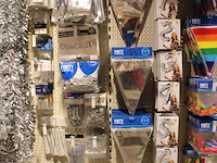 Feestartikelen/accessoires aan vier en halve wandschap w.o. ballonnen, slingers, kaarsen, buttons en tasjes. - afbeelding 4 van  11