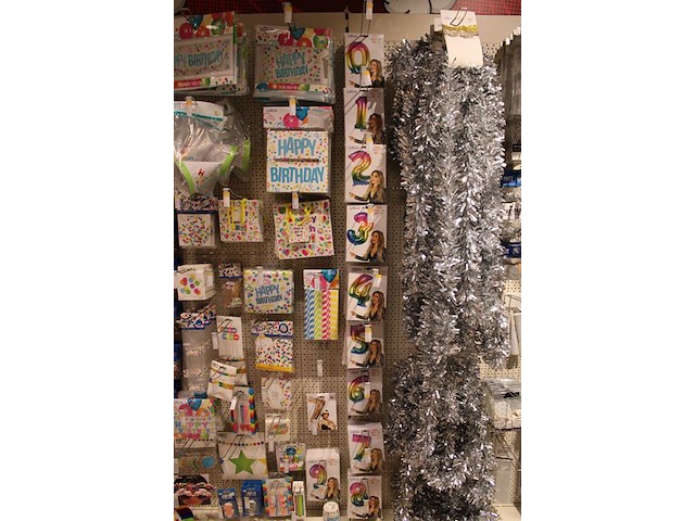 Feestartikelen/accessoires aan vier en halve wandschap w.o. ballonnen, slingers, kaarsen, buttons en tasjes. - afbeelding 5 van  11