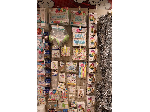 Feestartikelen/accessoires aan vier en halve wandschap w.o. ballonnen, slingers, kaarsen, buttons en tasjes. - afbeelding 6 van  11